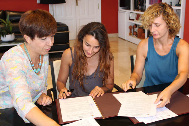 El Ayuntamiento suscribe un convenio con Animalcázar para promover la acogida de animales abandonados