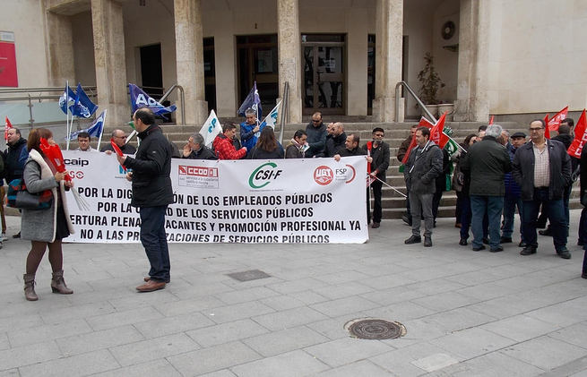 Imagen: Los sindicatos de la Administracion del Estado en Ciudad Real se han concentrado hoy ante la Subdelegación del Gobierno