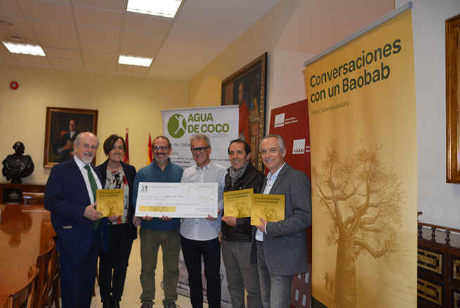 La editorial Cuarto Centenario entrega en la UCLM a la ONG Agua de Coco los beneficios de la venta del libro ‘Conversaciones con un Baobab’