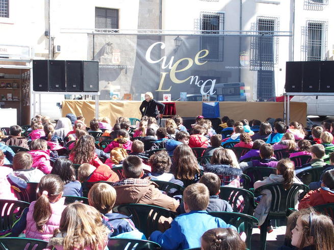 Imagen: La Plaza Mayor de Cuenca se convierte en un aula abierta y recibe a cientos de niños que se empapan de literatura de una forma diferente y divertida