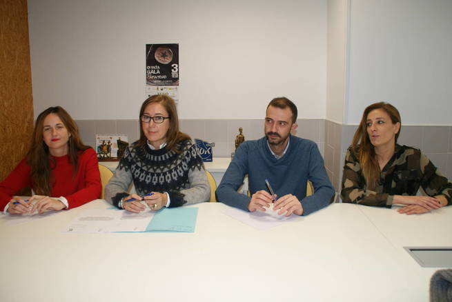 El Ayuntamiento de Socuéllamos y AFYMOS firman un convenio de colaboración por 11.000 euros para la gestión del transporte adaptado y otras actividades