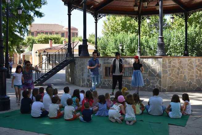 “La biblioteca se sale” congrega a numerosos niños en el parque municipal Adolfo Suárez de Socuéllamos
