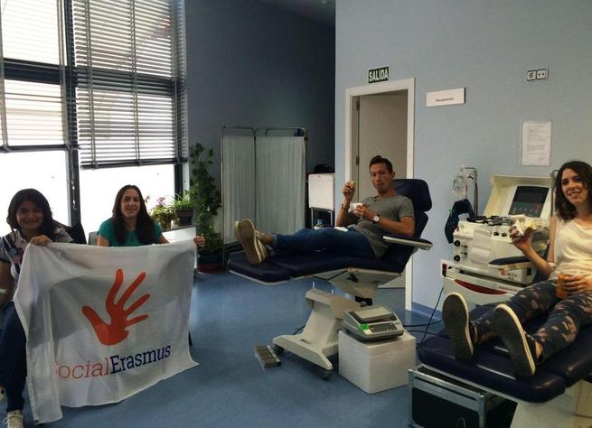 Imagen: Estudiantes Erasmus de la Universidad de Castilla-La Mancha donan sangre en el Hospital General Universitario de Ciudad Real 