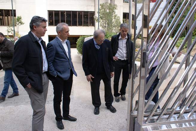 El Ayuntamiento de Albacete mejora la estética del acceso al Museo Provincial gracias a una nueva puerta diseñada por Antonio Escario