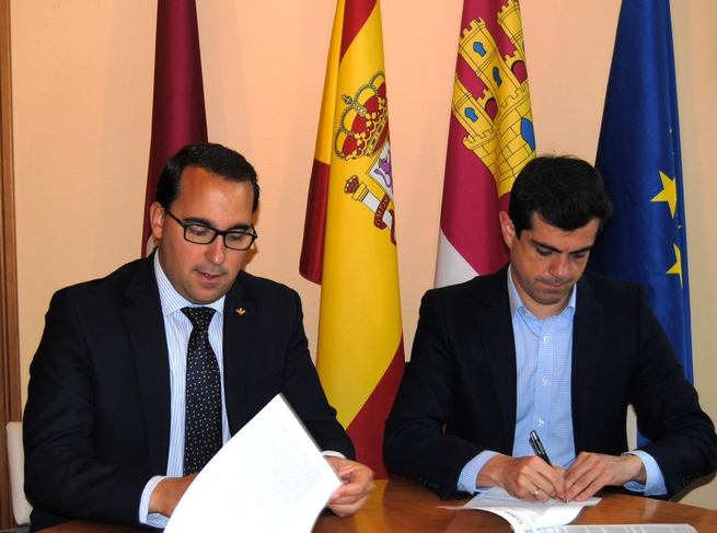 Imagen: Javier Cuenca firma sendos préstamos con Globalcaja y el Banco Santander para ejecutar el Plan de Inversiones previsto para el año 2016