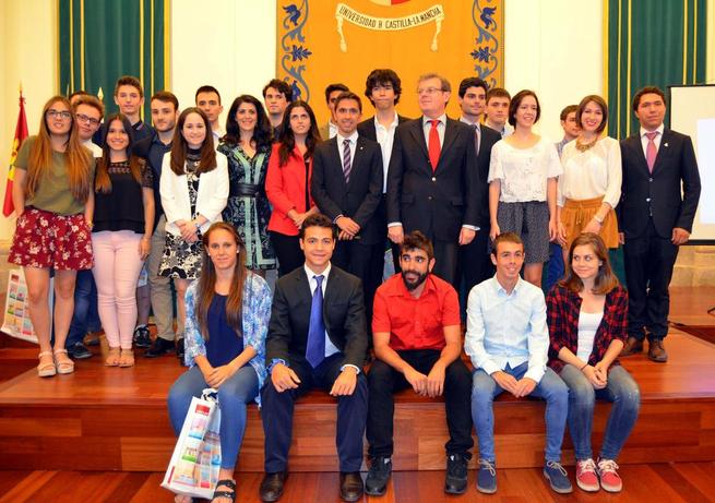 Imagen:  El rector recibe a los estudiantes destacados en el curso 2015/16