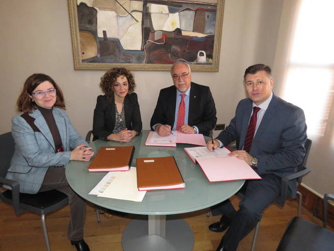 Imagen: El ayuntamiento de Manzanares y COCEMFECR firman un convenio para desarrollar acciones de inserción socio-laboral 
