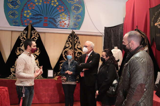 Julián Nieva destaca el “importante patrimonio cultural” que aportan las hermandades, en su visita a la exposición ‘Tesoros de María’
