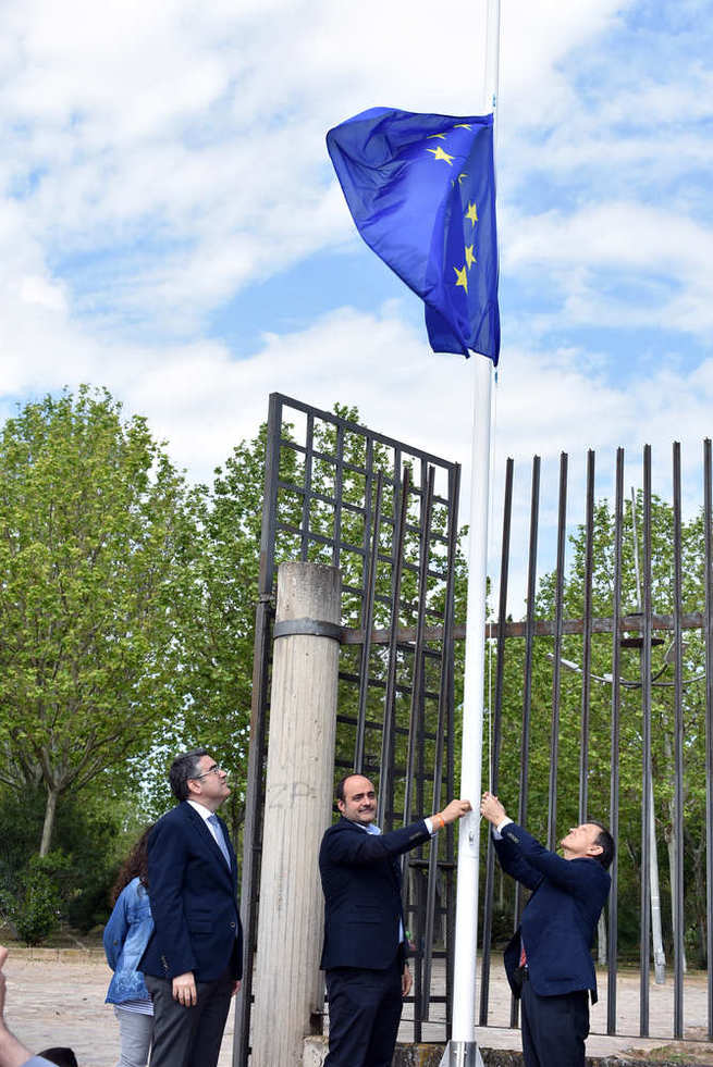 Ciudad Real conmemora el Día de Europa izando  la bandera europea en la Avenida de Europa 