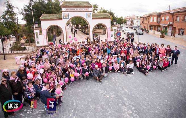 Más de 200 personas participaron en la I Marcha Solidaria Contra el Cáncer de Mama en Miguel Esteban 