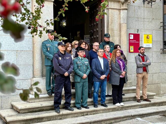 Minuto de silencio en la Delegación del Gobierno para condenar los últimos asesinatos machistas en Huelva y Alicante