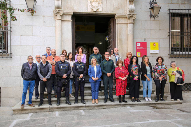 Minuto de silencio en la Delegación del Gobierno en señal de repulsa por los dos últimos asesinatos machistas en Guipúzcoa y Madrid