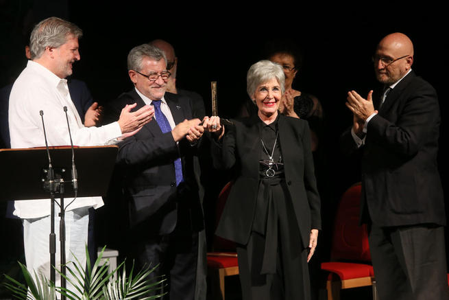 Imagen: Concha Velasco recibe el XVI Premio Corral de Comedias