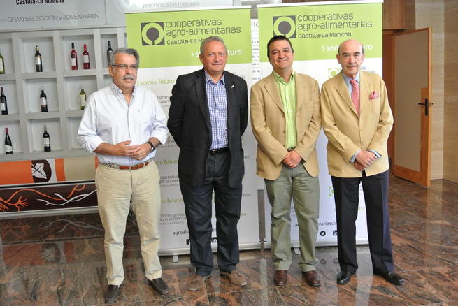 Imagen: Castilla-La Mancha valora el compromiso de Cooperativas Agro-alimentarias por la retribución de la uva por calidad