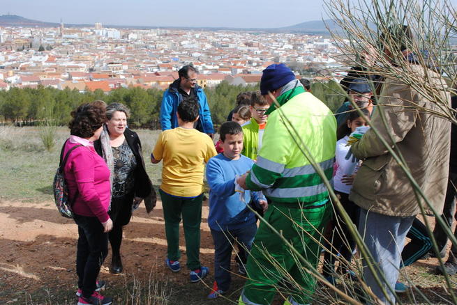 Imagen: Medio Ambiente de Valdepeñas organizó una plantación con 175 escolares con motivo del Día Mundial Forestal