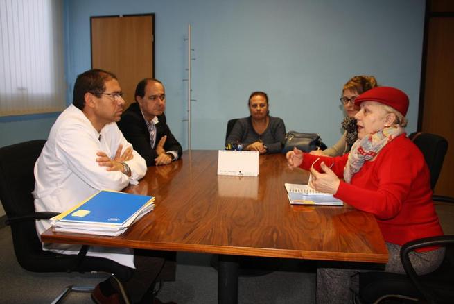 Imagen: El gerente del Área Integrada de Alcázar de San Juan recibe a la Asociación de Amas de Casa y Consumidores
