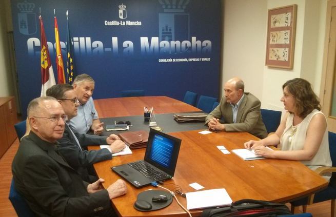 La consejera de Economía, Empresas y Empleo Patricia Franco con promotores de Mining Hill´s Imagen: La consejera de Economía se interesa por el proyecto de explotación minera de wolframio entre Abenójar y Almodóvar