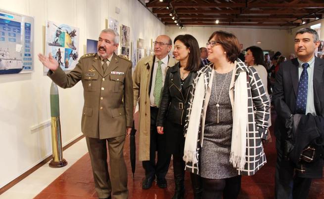 Imagen: Olmedo asiste a la inauguración de la exposición fotográfica organizada por la Subdelegación de Defensa en Ciudad Real