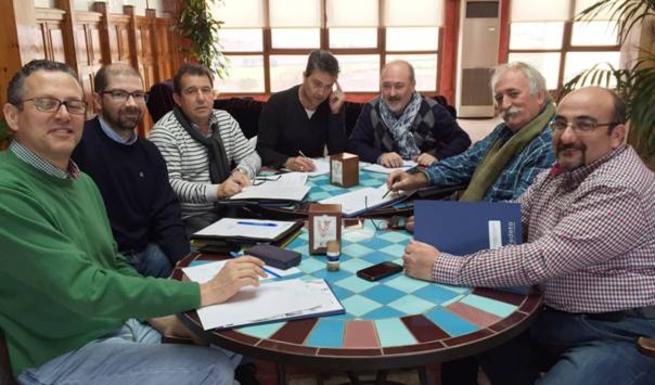 Imagen: La junta directiva de la Federación de Empresarios de Autoescuelas de Castilla-La Mancha (FDAE-CLM) se reúne en Tarancón para estudiar la situación del sector en las diferentes provincias de la región