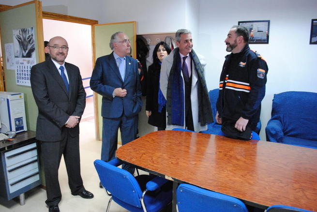 Imagen: El alcalde y el director general de Protección Ciudadana de Valdepeñas visitaron la sede de Protección Civil 