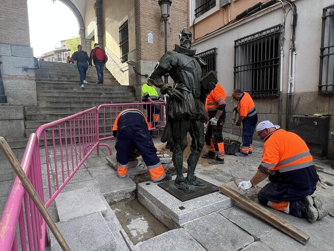 La estatua de Miguel de Cervantes vuelve al Arco de la Sangre tras la reparación y consolidación de sus anclajes 