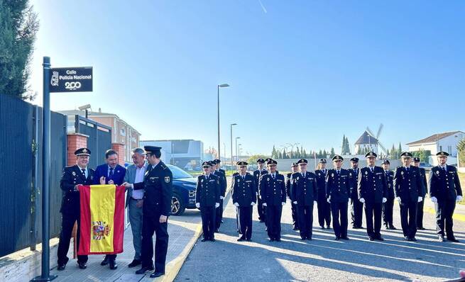 Valdepeñas dedica una calle a la Policía Nacional en su 200 aniversario
