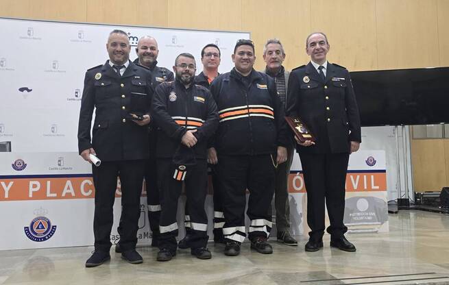 Martín destaca la labor de Protección Civil Valdepeñas, que recibe sendos reconocimientos
