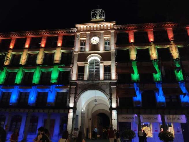 El Ayuntamiento de Toledo ilumina este fin de semana con los colores de la bandera LGTBI+ la fachada de la Delegación del Gobierno