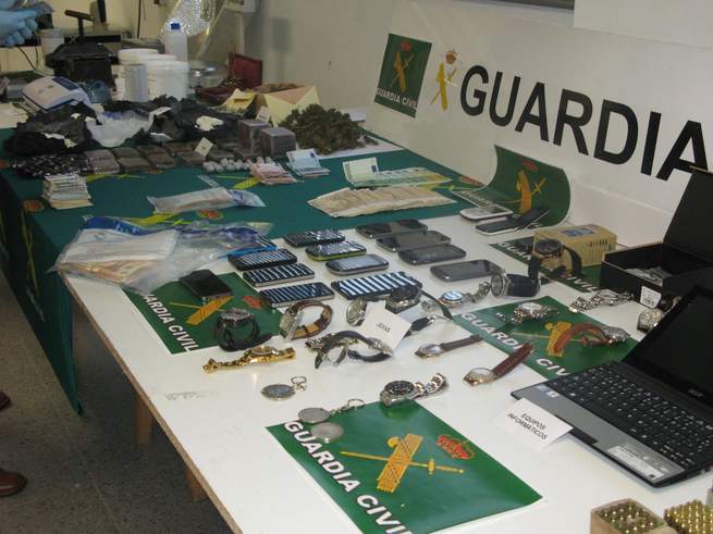 imagen de La Guardia Civil desarticula una red de venta a domicilio de drogas y tráfico de armas en Cáceres