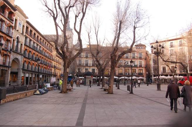 Imagen: La Plaza de Zocodover de Toledo acoge desde este sábado la X edición de la Feria del Libro