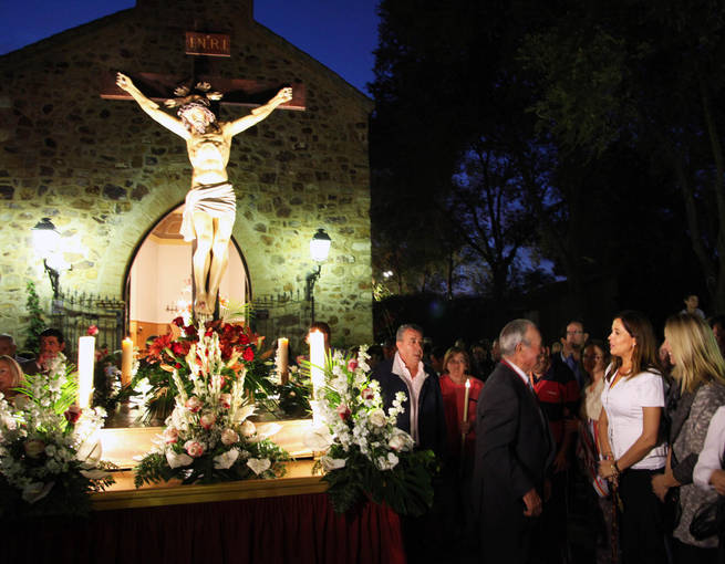 imagen de Rosa Romero asiste a la procesión de San Miguel en la Poblachuela
