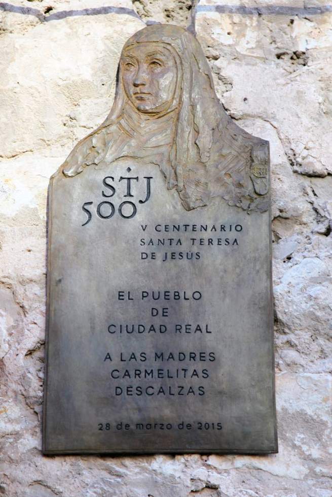 Imagen: La Alcaldesa descubre la placa dedicada a las Carmelitas Descalzas en el V Centenario de Santa Teresa de Jesús