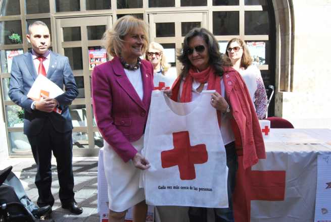 imagen de Carmen Bayod participa en la cuestación realizada por Cruz Roja 