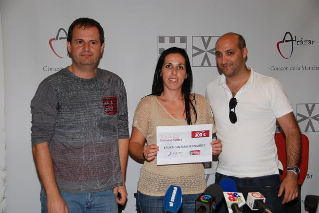imagen de El ayuntamiento de Alcázar de San Juan y ASECEM entregan el cheque de 300 euros del concurso de ‘selfies’ en grupo de la fashion night out