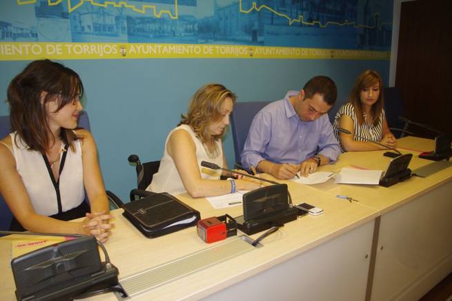 Imagen: El Ayuntamiento de Torrijos firma un convenio con ADEMTO