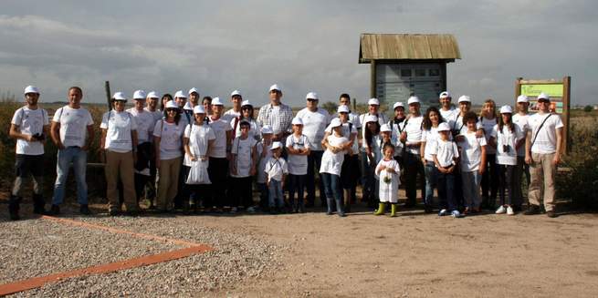imagen de Alrededor de 50 voluntarios de Gas Fenosa, entre empleados y familiares, participaron este fin de semana en la restauración y conservación de la Laguna Larga