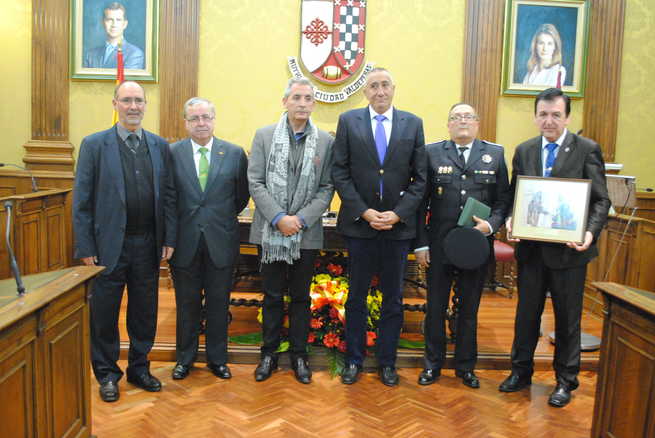 imagen de La Policía Local de Valdepeñas recibe la medalla de la Cofradía Jesús Caído por su hermanamiento