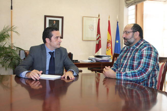 imagen de Lucas-Torres mantiene una reunión de trabajo con el alcalde de Saceruela