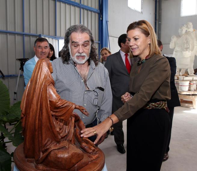 imagen de María Dolores Cospedal visita la nave-taller del escultor toledano, Luis Martín de Vidales