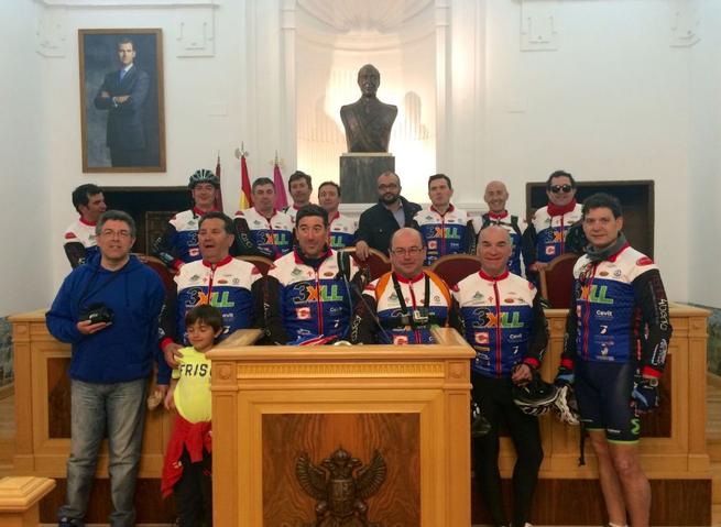 Imagen: Los miembros del Club Cicloturista 3XLL-Pedalacos visitan Toledo en su recorrido a Santiago de Compostela