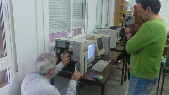 Imagen: Repsol dona equipos informáticos al proyecto Recupera2.0 del Colegio San José