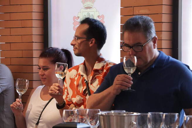 La primera cata de vino en FERCAM, dirigida por José Manuel Romero, tuvo lugar ayer miércoles 