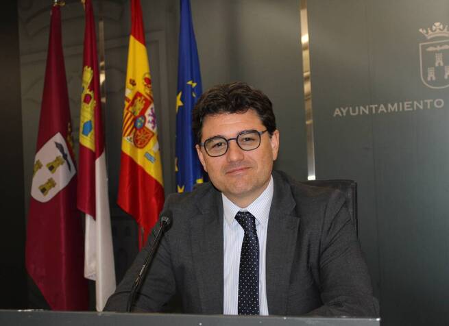 Francisco Navarro reafirma el compromiso de seguir mejorando el servicio especial de autobús de Feria 