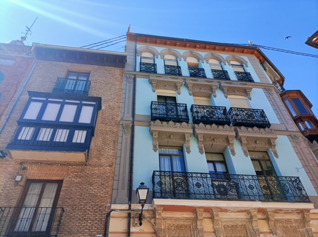 La restauración de la fachada de la calle La Plata 22, en Toledo, deja aflorar su color azul original