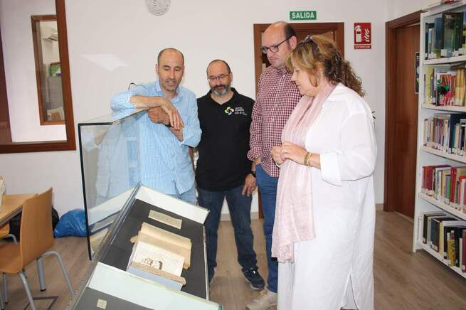 El ayuntamiento de Torralba y Asociación Flor de Ribera adquieren el libro más antiguo escrito por un torralbeño