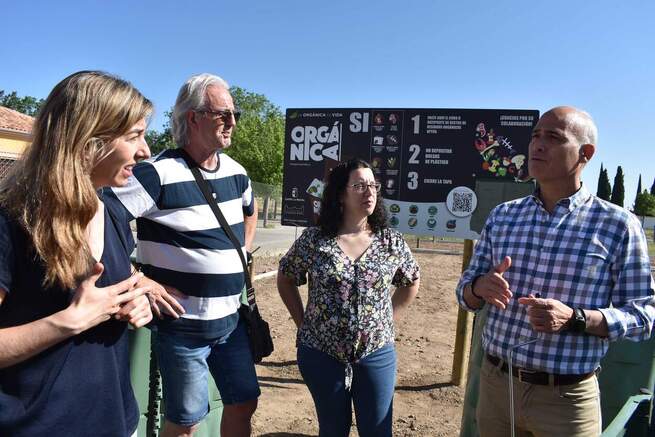 El Ayuntamiento y RSU presentan un nuevo compostaje en el huerto urbano de la Calle Sol