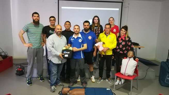 Las escuelas y los clubes depotivos se forman en el uso del desfifrilador