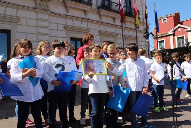 La III edición de los Mayos Infantiles reúne en la plaza a niños y niñas de siete colegios alcazareños