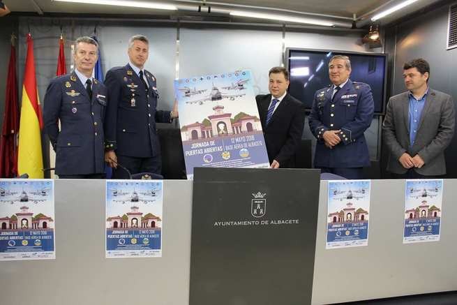 El alcalde invita a los albaceteños a participar en la Jornada de Puertas Abiertas que tendrá lugar el próximo día 12 en la Base Aérea de Albacete