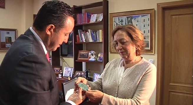 imagen de La consejera ya tiene su medalla de Santa Teresa